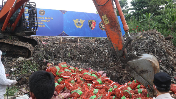 Bareskrim memusnahkan 20 ton bawang ilegal. (Foto/Ist)