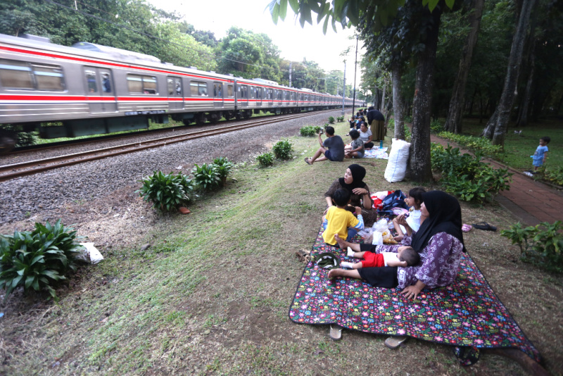 Warga bermain di Taman Tanah Kusir, Jakarta, pada Minggu (24/6/2026). (Beritanasional.com/Oke Atmaja)