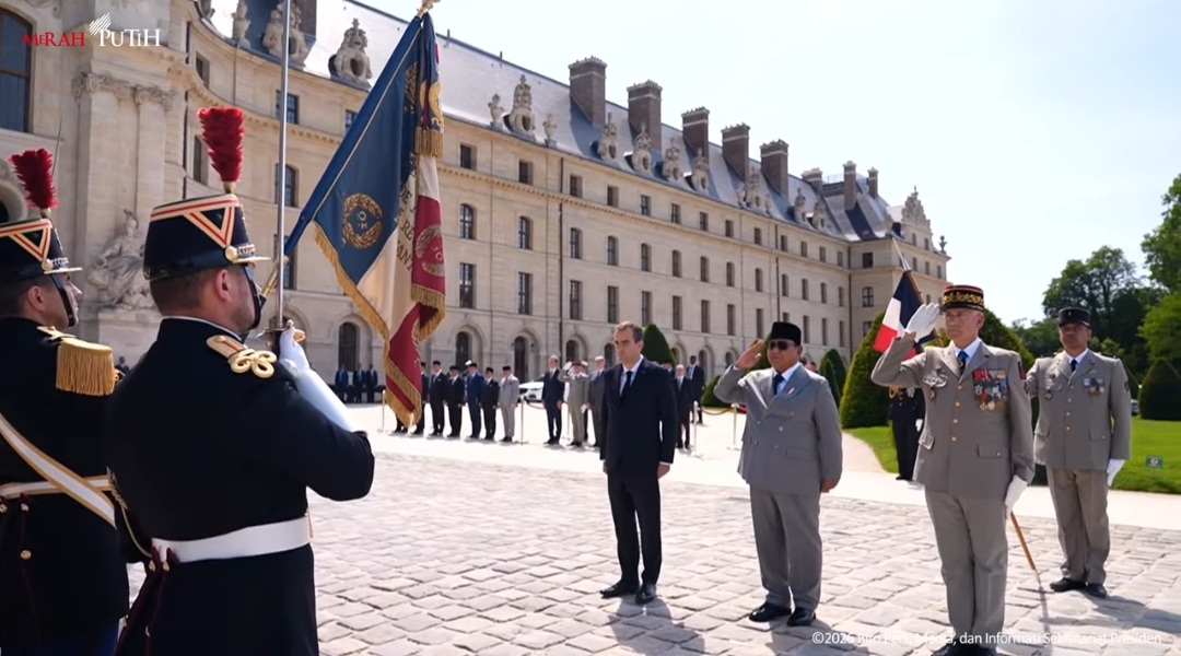 Presiden Indonesia disambut dengan upacara kenegaraan di Istana Elysee, Paris. (Foto/YouTube Setpres)