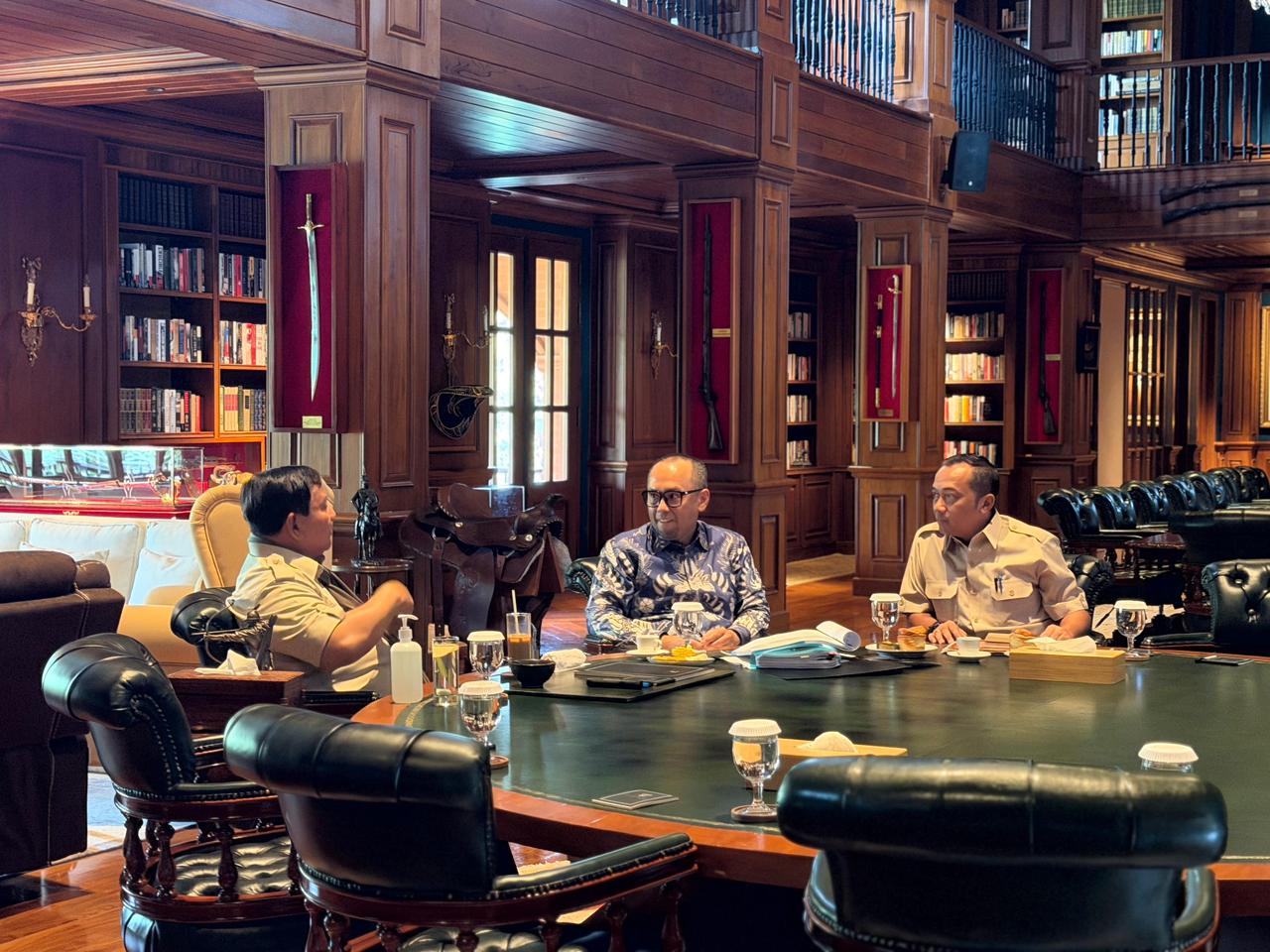 Presiden Prabowo Subianto bertemu dengan Kepala PPATK Ivan Yustiavandana (tengah). (Foto/BPMI)