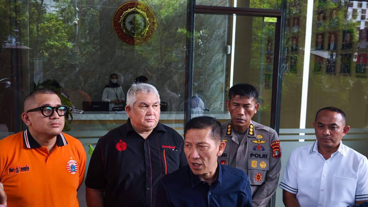 Ketua Panitia Pelaksana (Panpel) Persija, Ferry Indrasjarief (baju hitam). (BeritaNasional/Bachtiar)