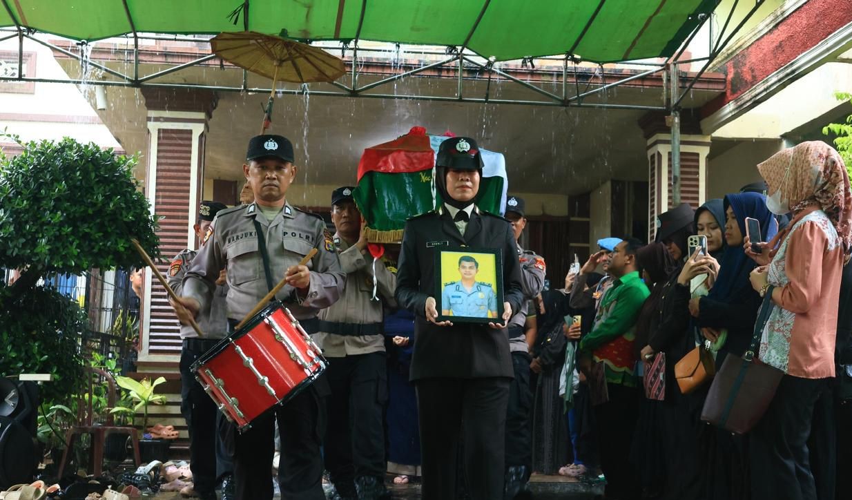 Upacara penghormatan terakhir untuk Bripka Arya Supena yang telah gugur setelah ditembak pelaku curanmor di Lampung. (Foto/Ist)