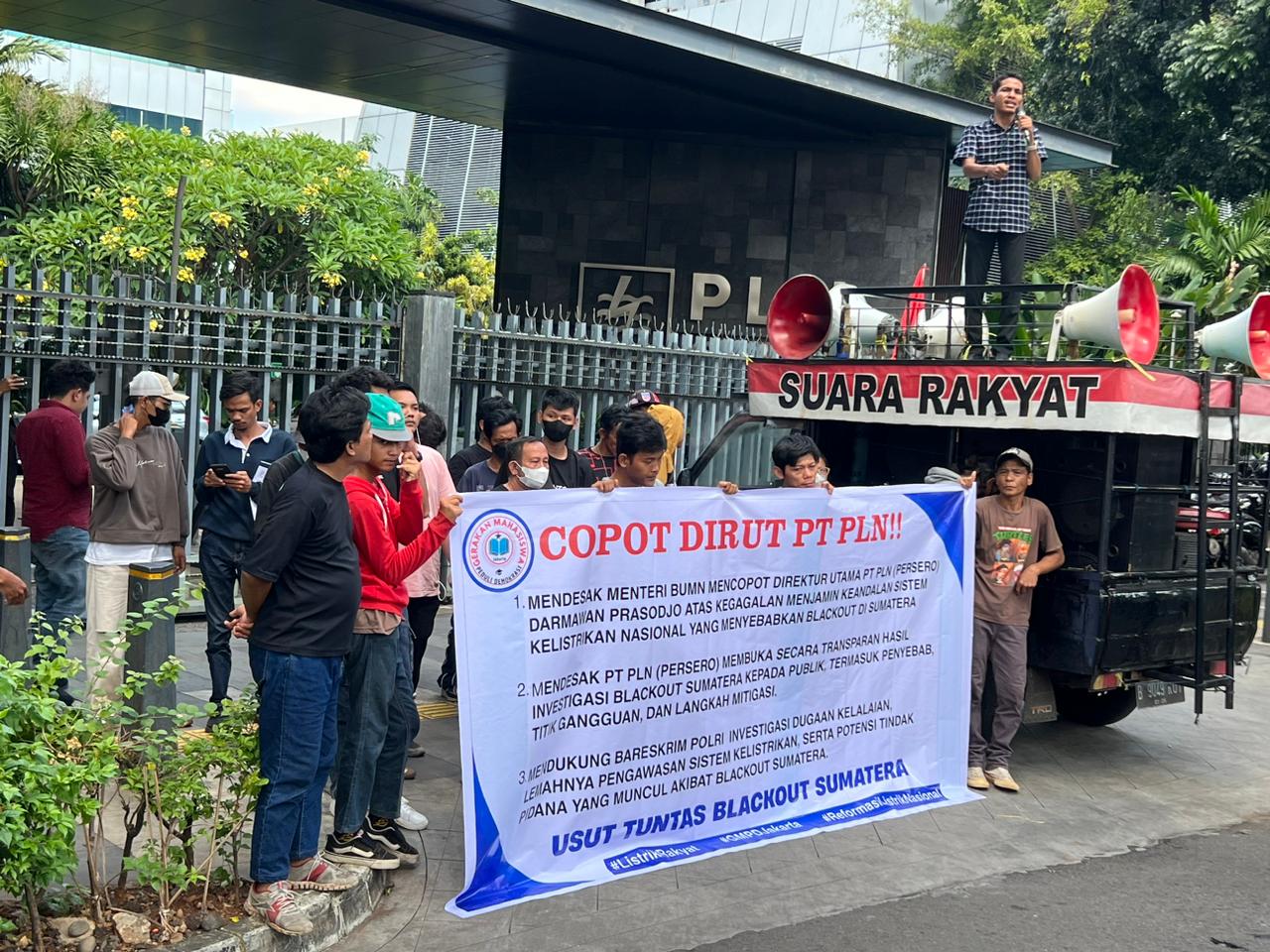 Gerakan Mahasiswa Peduli Demokrasi (GMPD Jakarta) dalam aksi unjuk rasa di depan kantor pusat PT PLN (Persero), pada Selasa (26/5/2026) kemarin. (BeritaNasional/GMPD)
