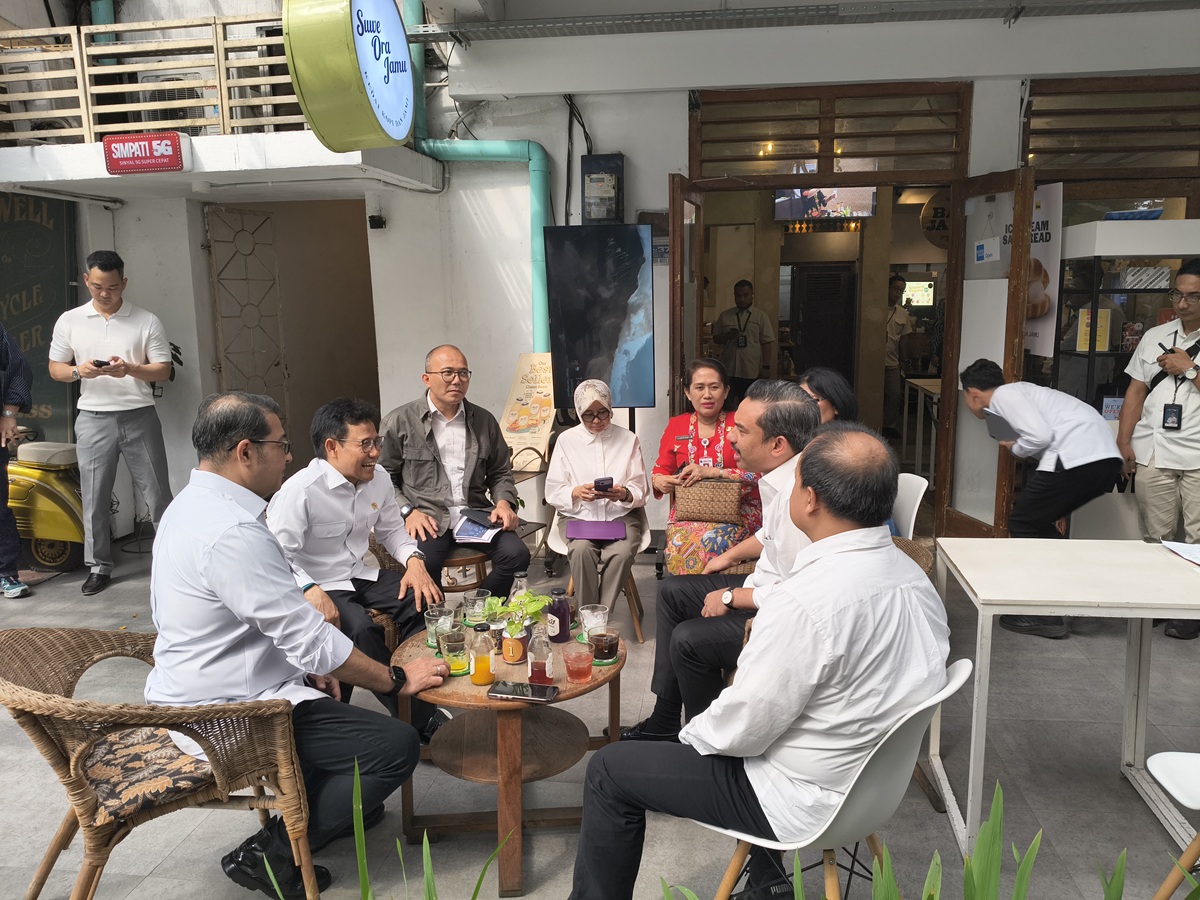Menko PM Muhaimin Iskandar bersama Menteri UMKM Maman Abdurrahman dan Menteri Ekonomi Kreatif Teuku Riefky Harsya menggelar rapat koordinasi di MBloc. (BeritaNasional/Ahda)