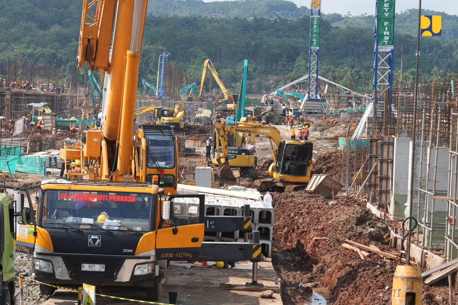 Salah satu proses pembangunan gedung Sekolah Rakyat. (BeritaNasional/KemenPU)
