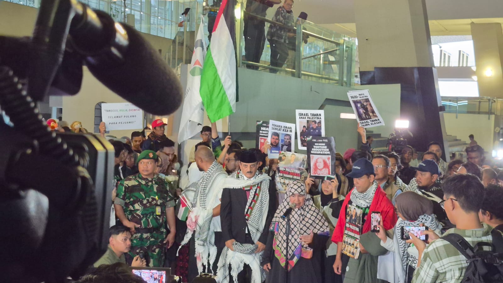Sembilan WNI Relawan Kemanusiaan Gaza Tiba di Indonesia. (BeritaNasional/Teo)