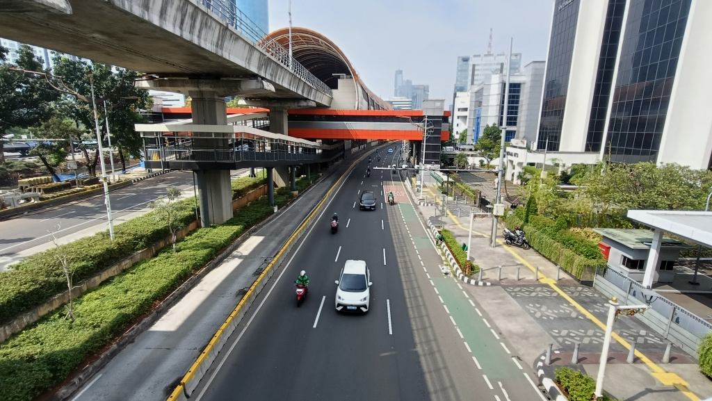 Kendaraan melintas di kawasan Rasuna Said, Jakarta, Minggu (17/5/2026).  (Beritanasional.com/Oke Atmaja)