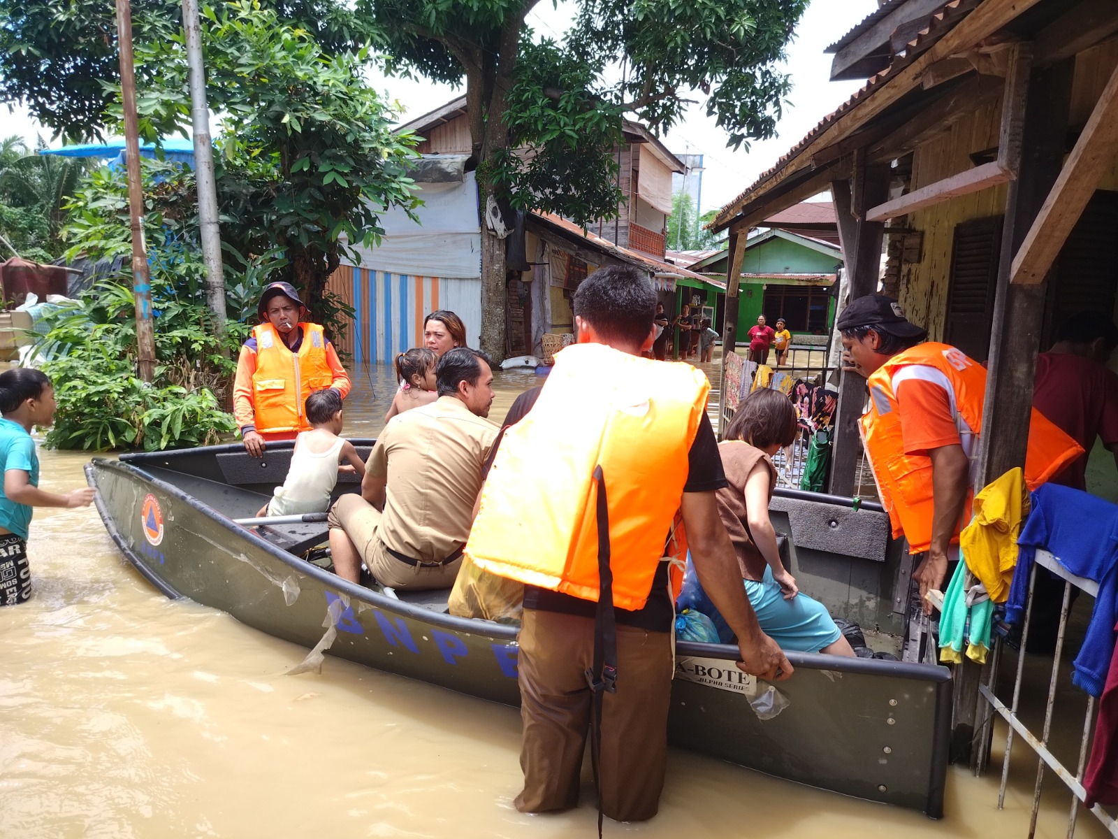 Warga korban banjir di Bukit Tinggi Sumatera Utara dievakuasi. (BeritaNasional/BNPB)