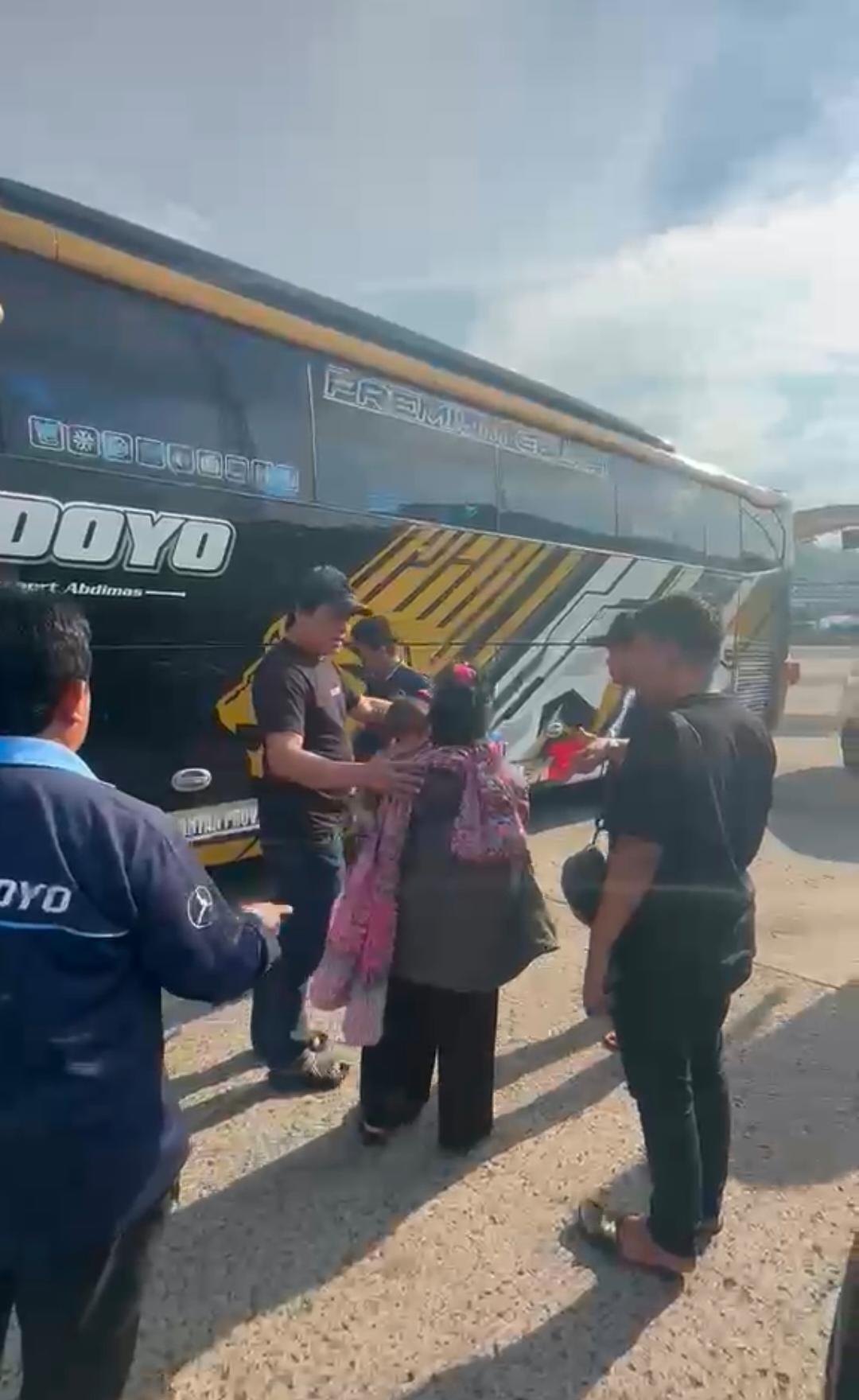 Seorang wanita (tengah) nekat menculik anak tetangganya. (Foto/Ist)