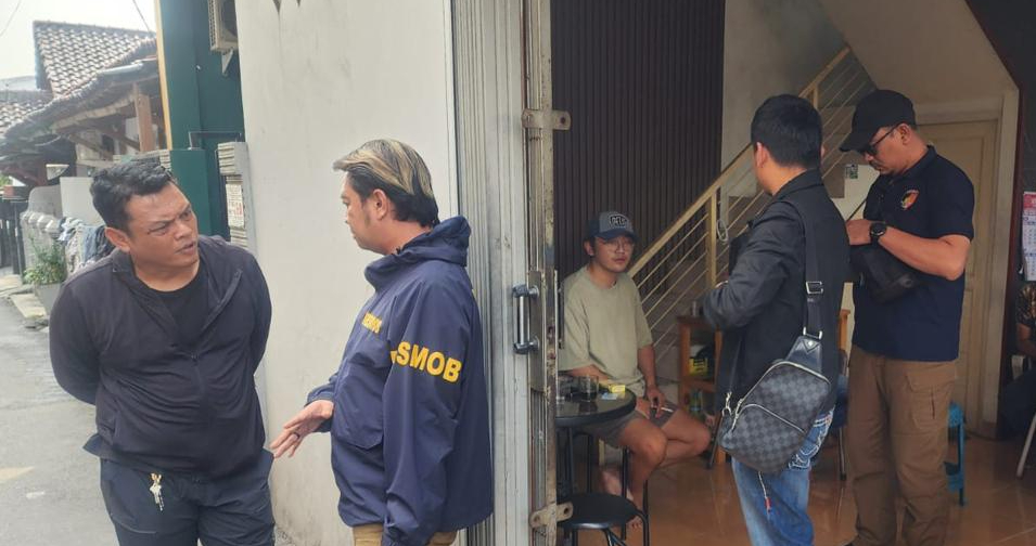 Polisi sedang membebaskan pria yang disekap di Jaktim. (Foto/Ist)