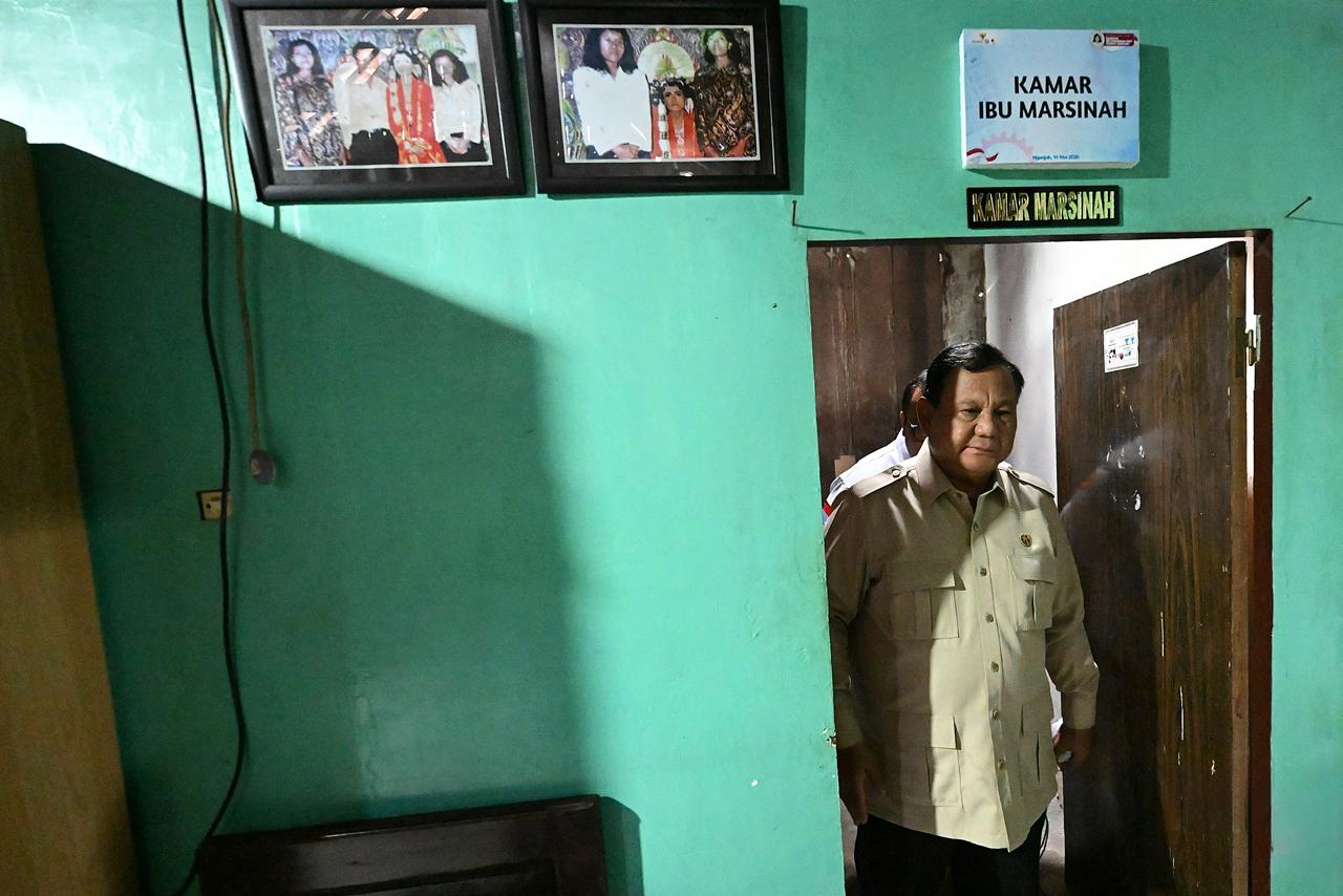 Presiden Prabowo Subianto masuk ke kamar Marsinah yang tetap dipertahankan sejak awa. (BeritaNasional/Setpres)