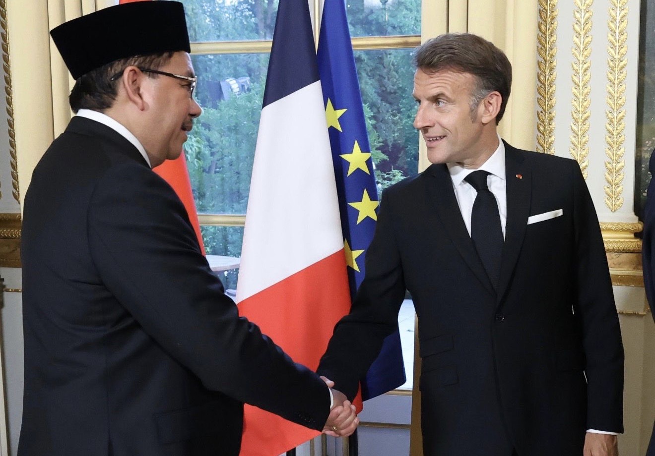 Denny JA bersalaman dengan Emmanuel Macron, Presiden Perancis, dalam jamuan kenegaraan di istana Elysee, Paris. (Foto/istimewa)