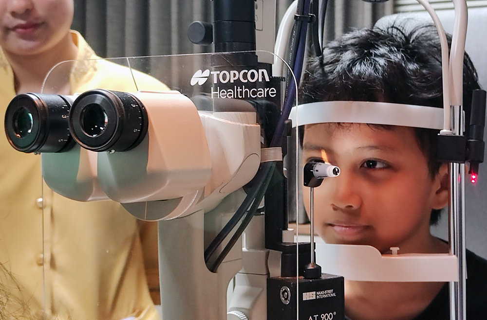 Seorang anak menjalani pemeriksaan mata di Klinik Mata Nusantara EyeCare, Jakarta. (BeritaNasional/Elvis Sendouw)