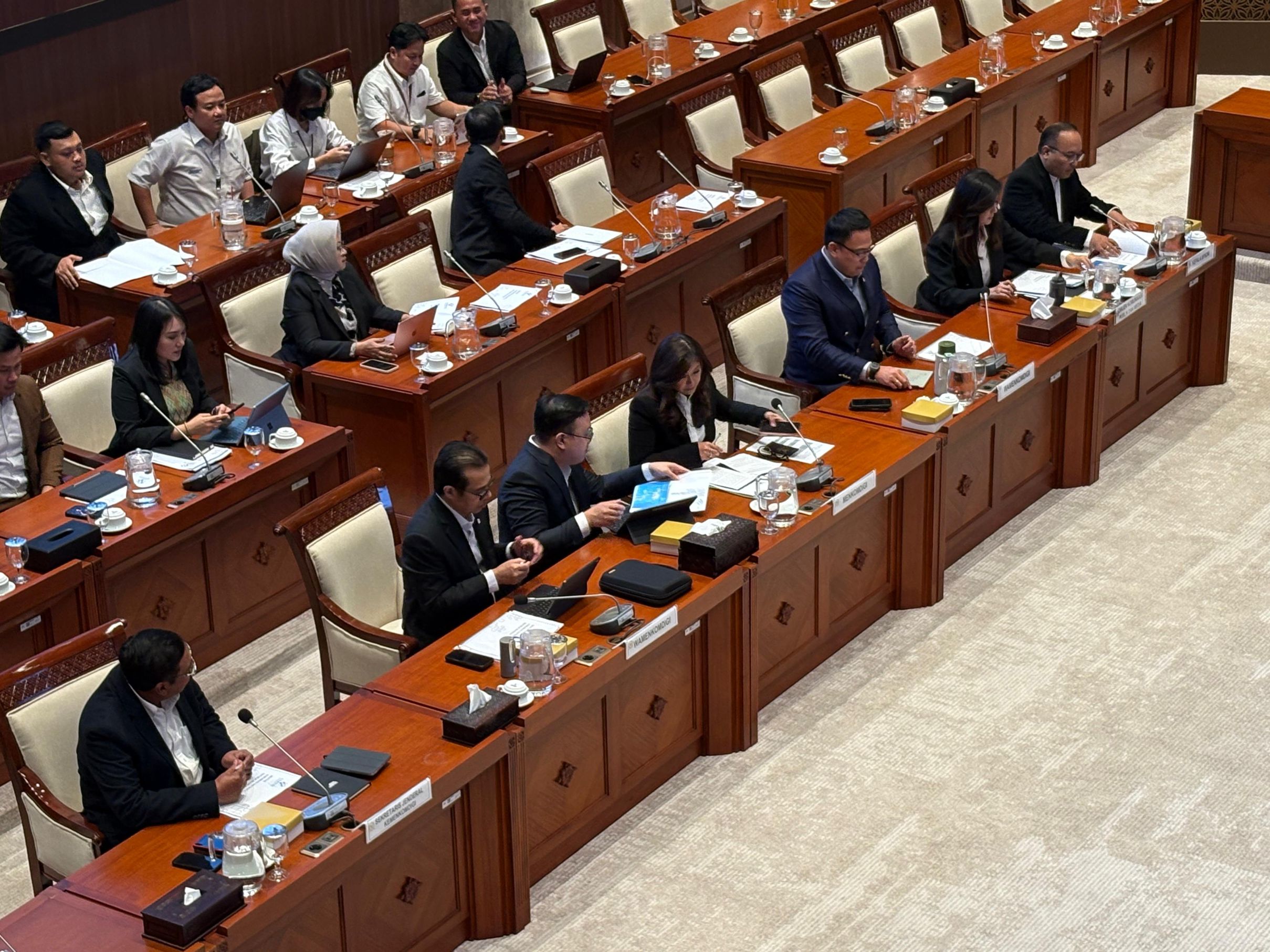 Menkomdigi Meutya Hafid dalam Raker Komisi I DPR, Kompleks Parlemen Senayan, Jakarta, Senin (18/5/2026). (BeritaNasional/Ahda)