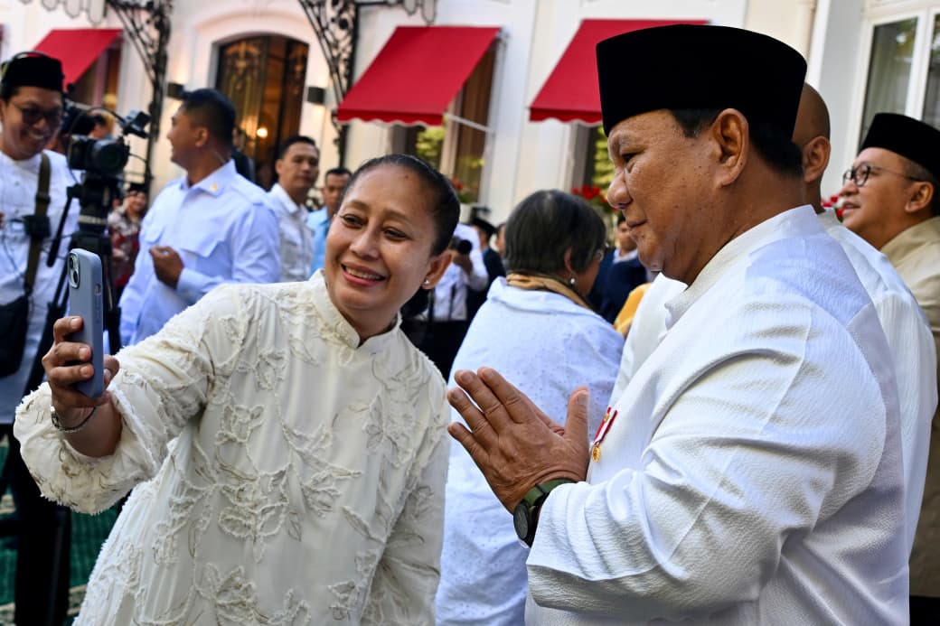 Presiden Prabowo Subianto berswafoto bersama salah satu diaspora di Prancis usai salat Idul Adha. (BeritaNasional/Setpres)