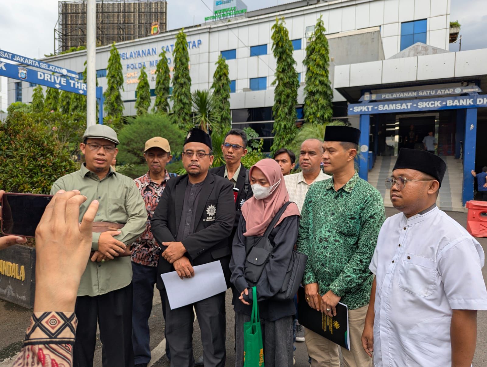 Ilma Sani Fitriana bersama tim kuasa hukumnya melaporkan Grib dan Hercules ke Polda Metro Jaya. (BeritaNasional/Bachtiarudin)