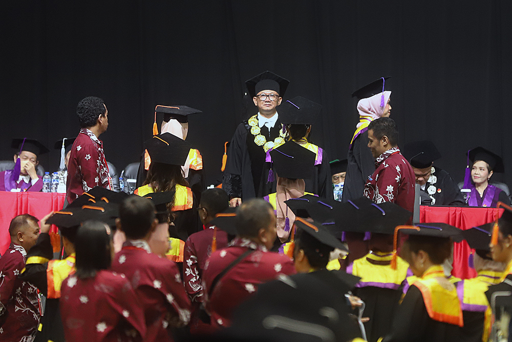 Rektor Universitas Prof. Dr. Moestopo (Beragama) Muhammad Saifulloh (kanan) mengukuhkan wisudawan dalam Dies Natalis dan Wisuda ke-65 di Jakarta Convention Center. (BeritaNasional/Elvis Sendouw)