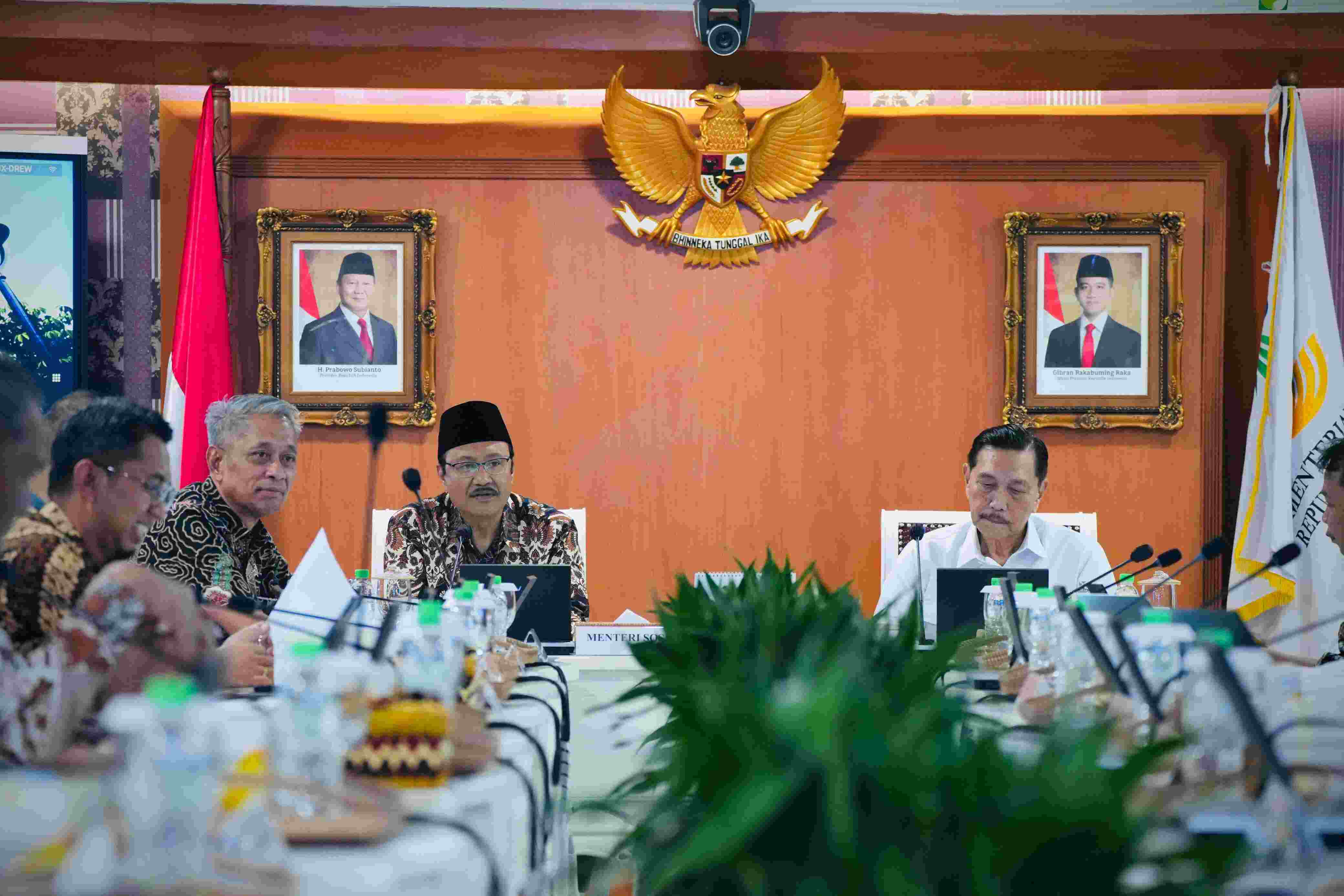 Ketua DEN Luhut Binsar Pandjaitan (kanan), Mensos Syaifullah Yusuf (tengah) dan Wamensos Agus Jabo (kiri). (BeritaNasional/Kemensos))