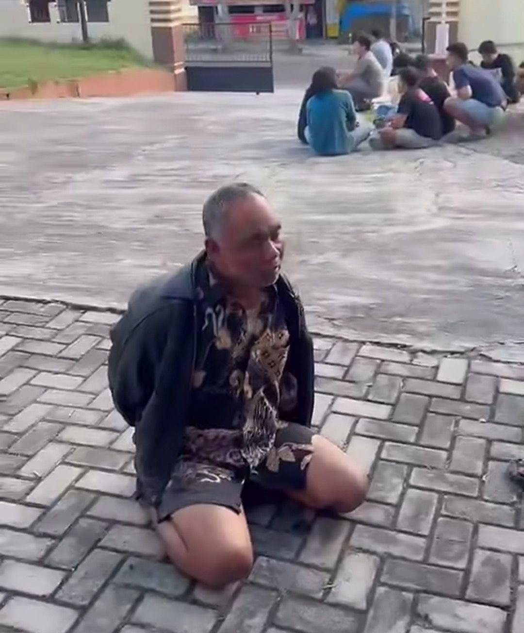 Kiai Ashari, pengasuh Ponpes Ndolo Kusumo tersangka pelecehan santriwati yang ditangkap. (BeritaNasional/Humas Polri)