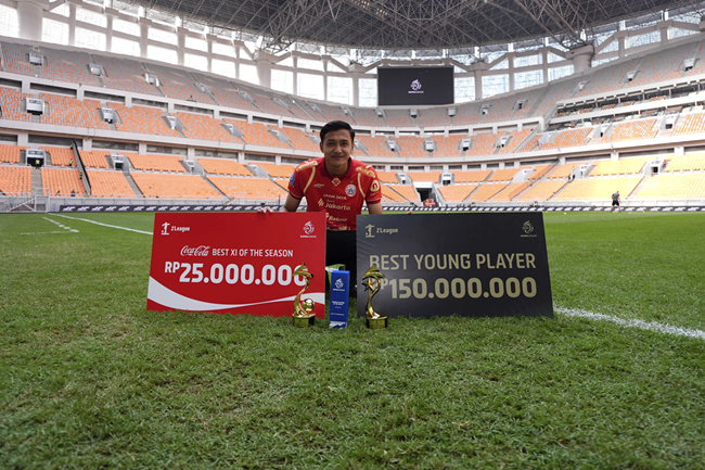 Bek muda Persija Jakarta, Dony Tri Pamungkas, meraih penghargaan Young Player of The Season Super League. (Foto/Persija).