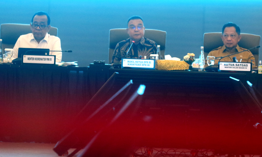 Wakil Ketua DPR RI Sufmi Dasco Ahmad (tengah) saat memimpin rapat koordinasi bersama pemerintah di Gedung Nusantara IV Kompleks Parlemen, Senayan, Jakarta,  Senin (25/5/2026). (Beritanasional.com/Oke Atmaja)