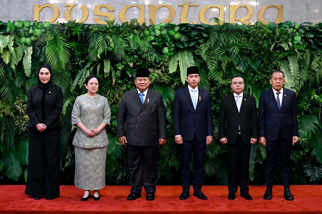 Wakil Ketua DPR Saan Mustofa (paling kanan) berdiri bersama Presiden Prabowo dan pimpinan DPR lainnya. (BeritaNasional/Setpres)