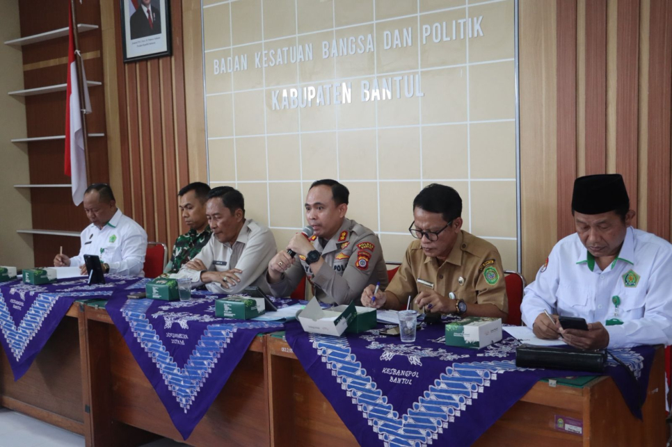abidhumas Polda DIY Kombes Pol. Ihsan (tengah) dan Kesbangpol Pemkab Bantul, Yogyakarta. (BeritaNasional/Humas Polri)