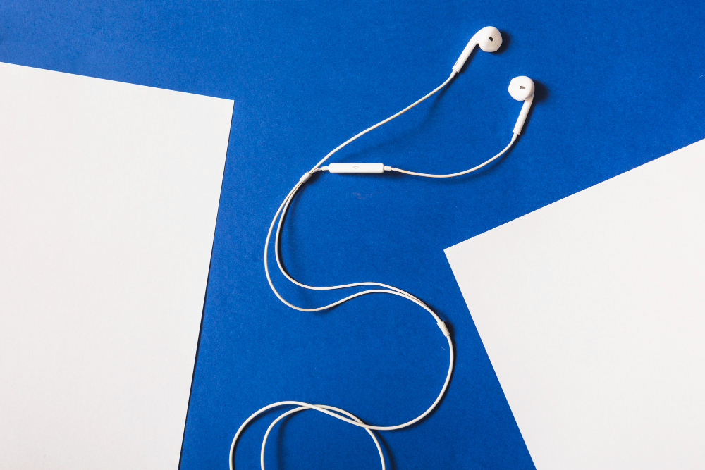 Ilustrasi earphone kabel. (Foto/Magnific)
