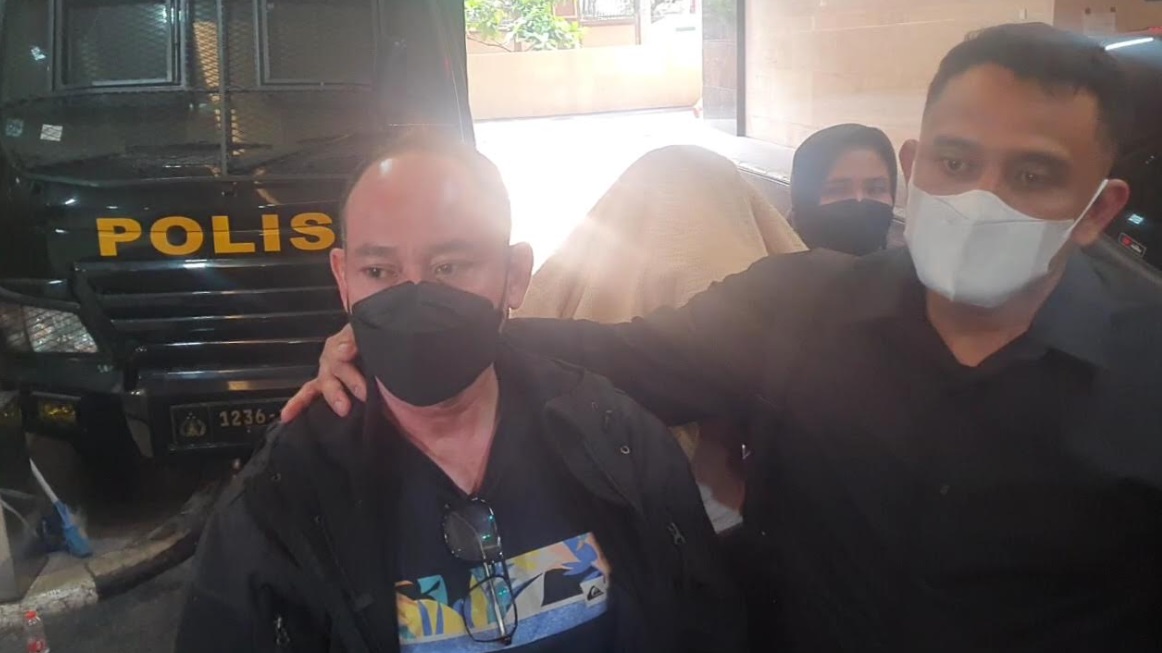 Eks Kasat Narkoba Malaungi dan Mantan Istri Ko Erwin dibawa ke Bareskrim Polri (Beritanasional/Bachtiar)