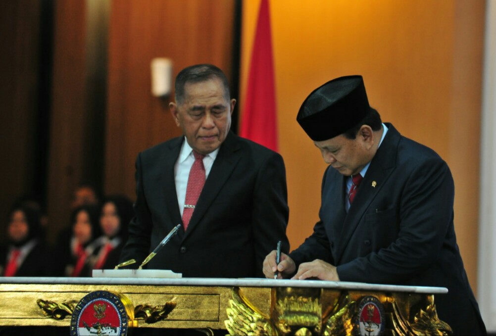 Momen prosesi Upacara Serah Terima Jabatan Menhan dari Ryamizard Ryacudu (kiri) kepada Prabowo Subianto pada 2019. (Foto/Kemhan)