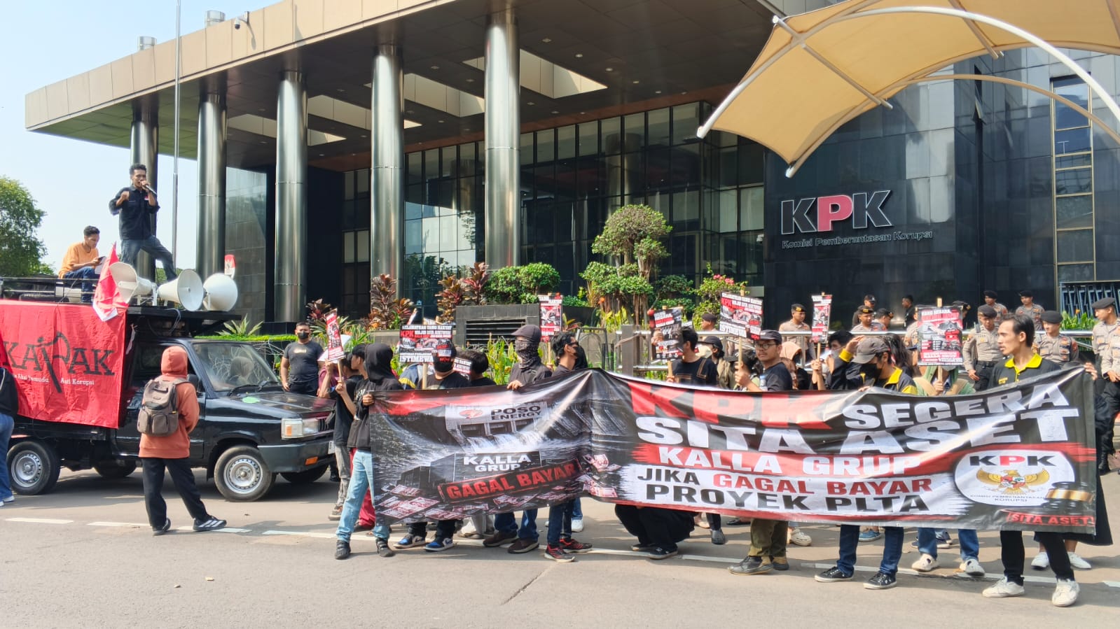 Massa KAPAK Geruduk Gedung Merah Putih KPK, Jakarta, Senin (18/5/2026). (BeritaNasional/KAPAK)