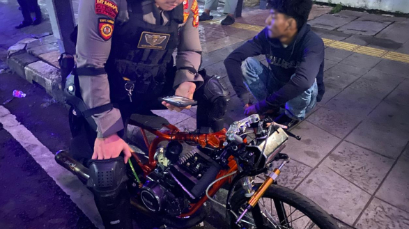 Pemuda yang terjaring patroli malam karena diduga melakukan balap liar di Jakarta. (Foto/Ist)