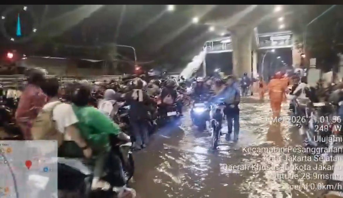 Genangan Air 30 Cm Rendam Ciledug Raya, Lalu Lintas Lumpuh. (Foto/Tmc Polda Metro)