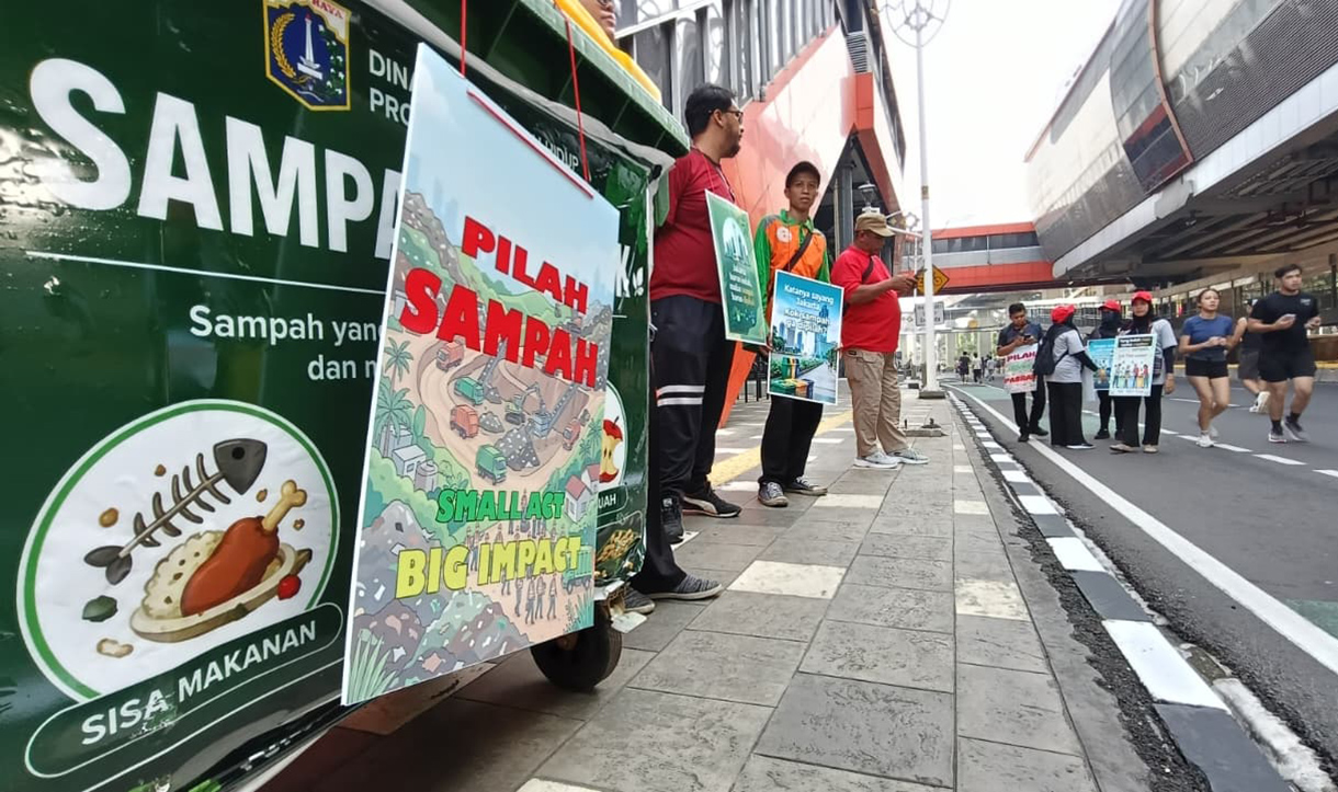 Relawan mensosialisaikan gerakan pilah sampah saat Car Free Day baru di kawasan Rasuna Said, Jakarta, Minggu (10/5/2026).  (Beritanasional.com/Oke Atmaja)