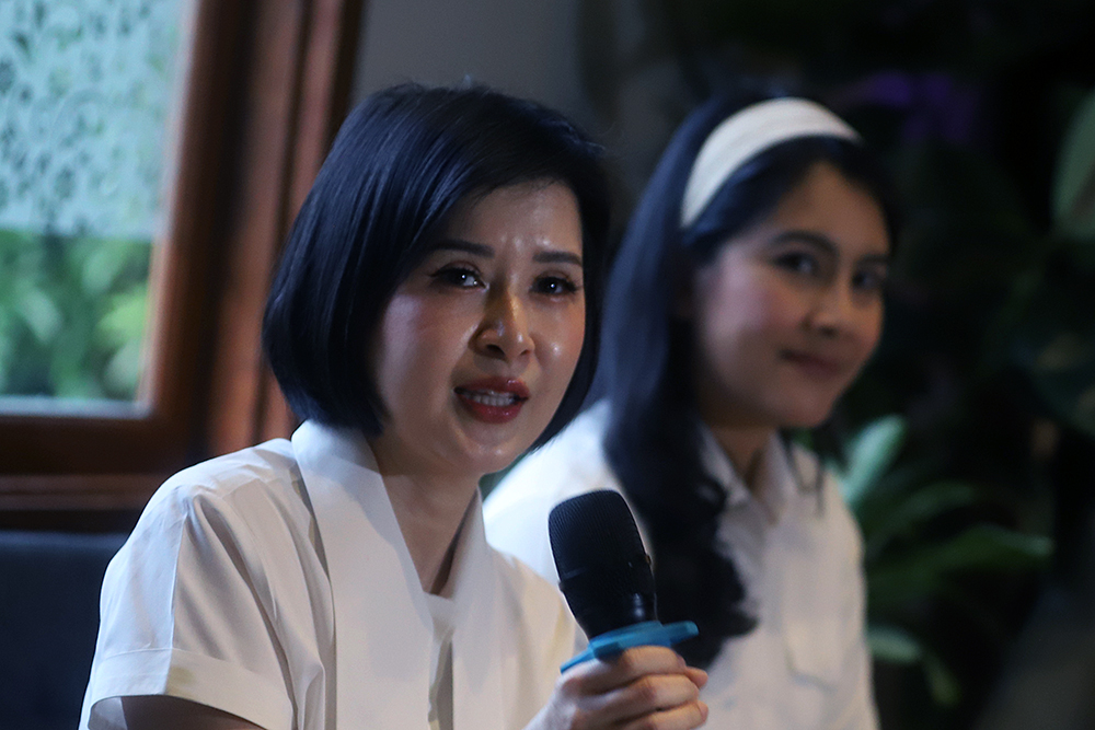 Sekretaris Dewan Pembina Partai Solidaritas Indonesia (PSI) Grace Natalie (kiri) bersama Politisi PSI Isyana Bagoes Oka (kanan) saat konferensi pers. (BeritaNasional/Elvis Sendouw)