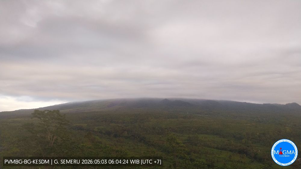 Gunung Semeru tertutup Kabut dengan cuaca berawan hingga mendung pada Minggu (3/5/2026). (BeritaNasional/Badan Geologi ESDM)