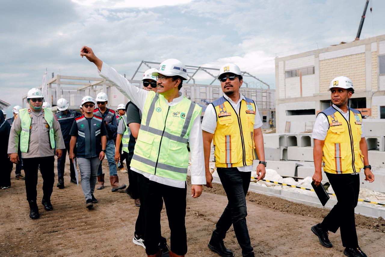 Menteri Sosial Saifullah Yusuf meninjau pembangunan Sekolah Rakyat permanen di kawasan Kedung Cowek, Kecamatan Bulak. (Foto/Kemensos)