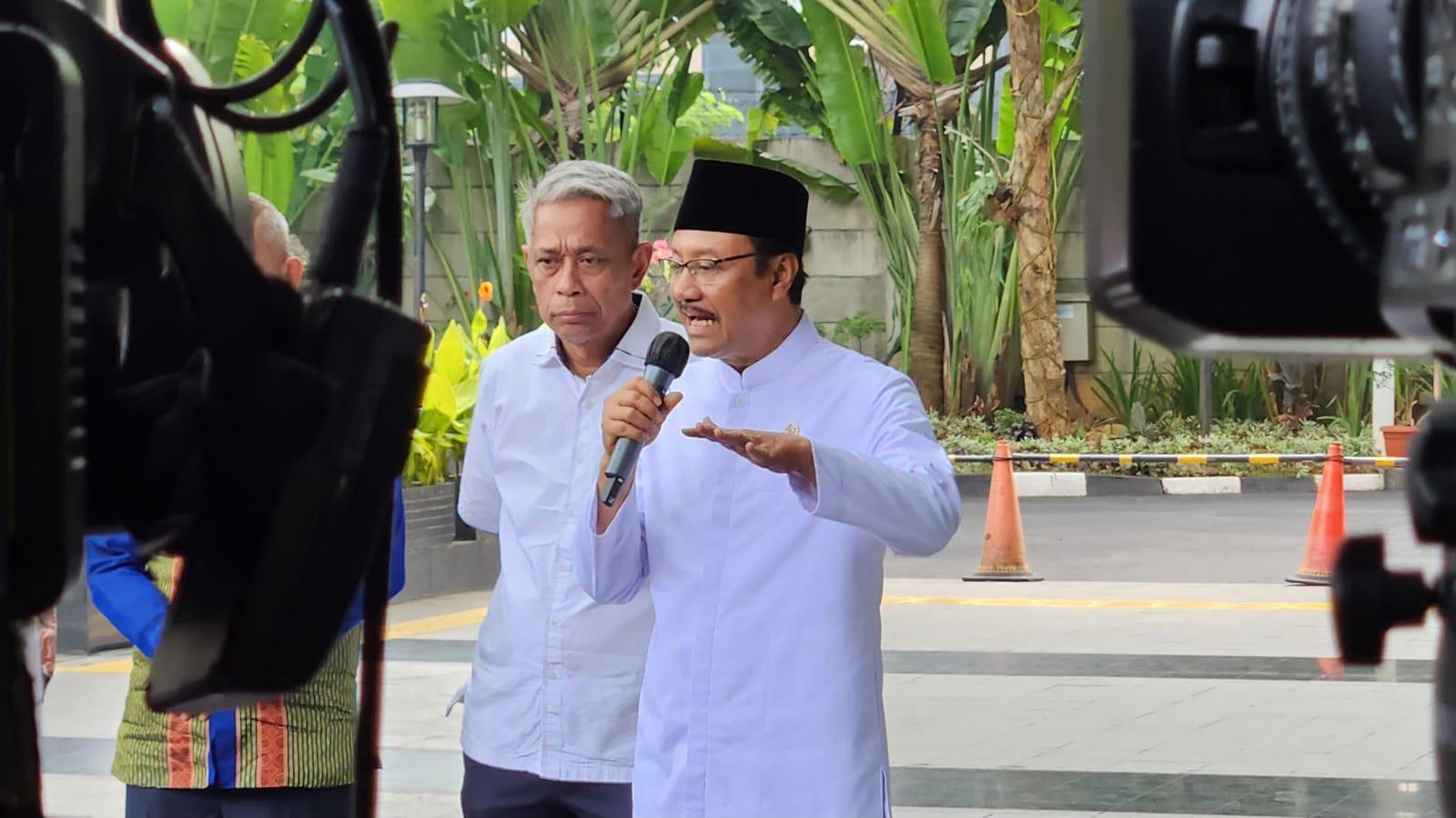 Menteri Sosial Saifullah Yusuf memberikan keterangan kepada wartawan di gedung KPK Jakarta. (BeritaNasional/Panji)