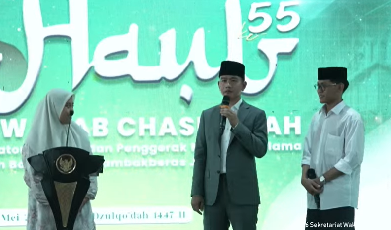 Wapres Gibran Rakabuming Raka menyampaikan pertanyaan kepada santri sebelum membagikan sepeda di Yayasan PP Bahrul Ulum, Jombang, Jatim, Minggu (10/5/2026). (BeritaNasional/YT Setwapres)