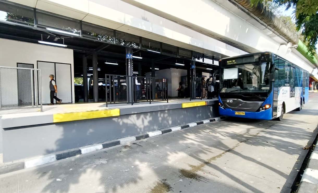 Calon penumpang menunggu kedatangan bus Transjakarta.  (Beritanasional.com/Oke Atmaja)