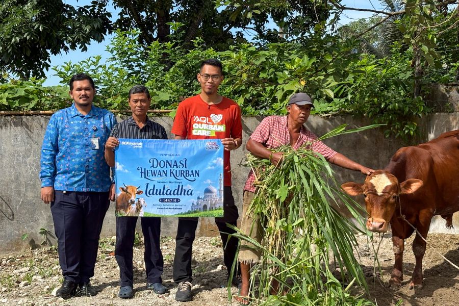 BCA Syariah salurkan donasi hewan kurban di 16 kota. (Foto/doc. BCA Syariah)