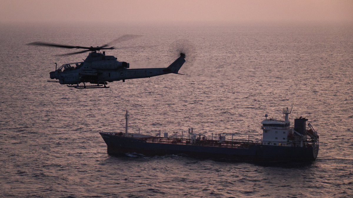 Ilustrasi militer AS memantau kapal tanker di Selat Hormuz. (Foto/X Centcom)