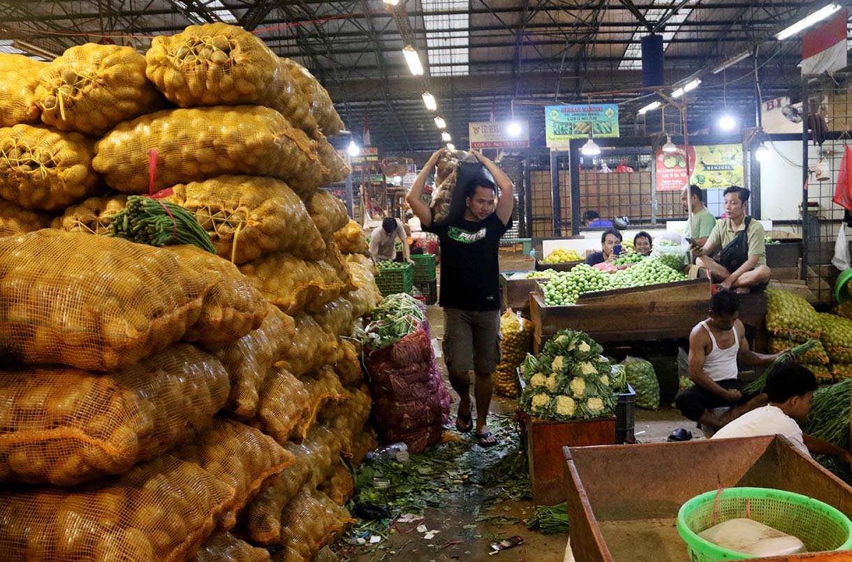 Suasana di Pasar Induk, Kramat Jati, Jakarta, Selasa (12/5/2026).Badan Pusat Statistik (BPS) menyampaikan inflasi bulanan April 2026 mencapai 0,13 persen (month-to-month) dengan komoditas yang memberikan andil diantaranya minyak goreng (0,05 persen), tomat (0,03 persen), dan beras (0,02 persen). (Beritanasional.com/Oke Atmaja)