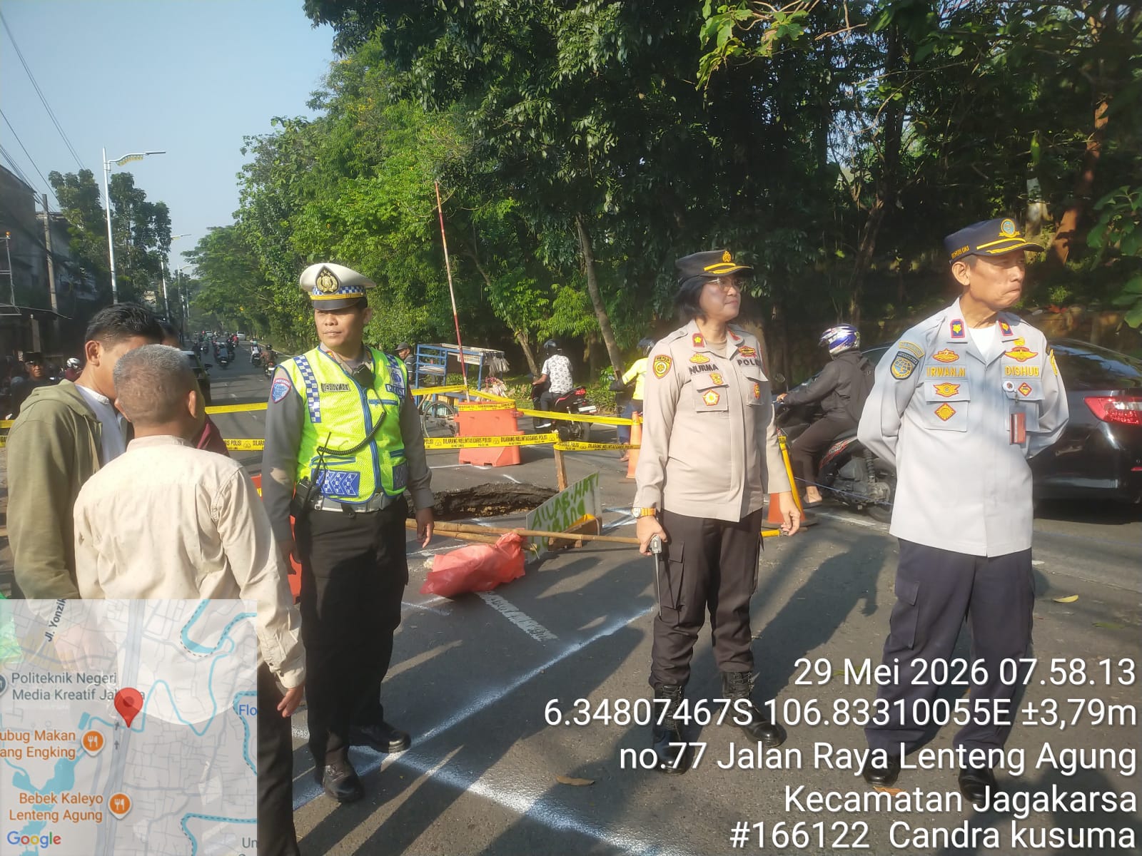 Jalan di Lenteng Agung ambles. (BeritaNasional/tangkapan layar)