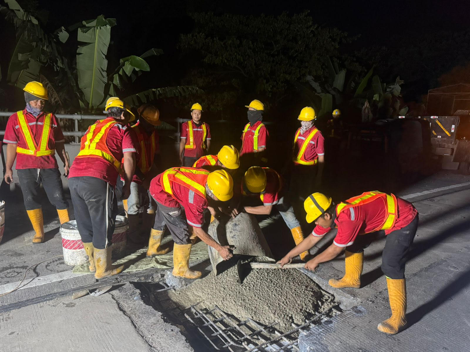 Petugas memperbaiki jalan rusak di ruas tol Jagorawi. (BeritaNasional/dok Jasa Marga)
