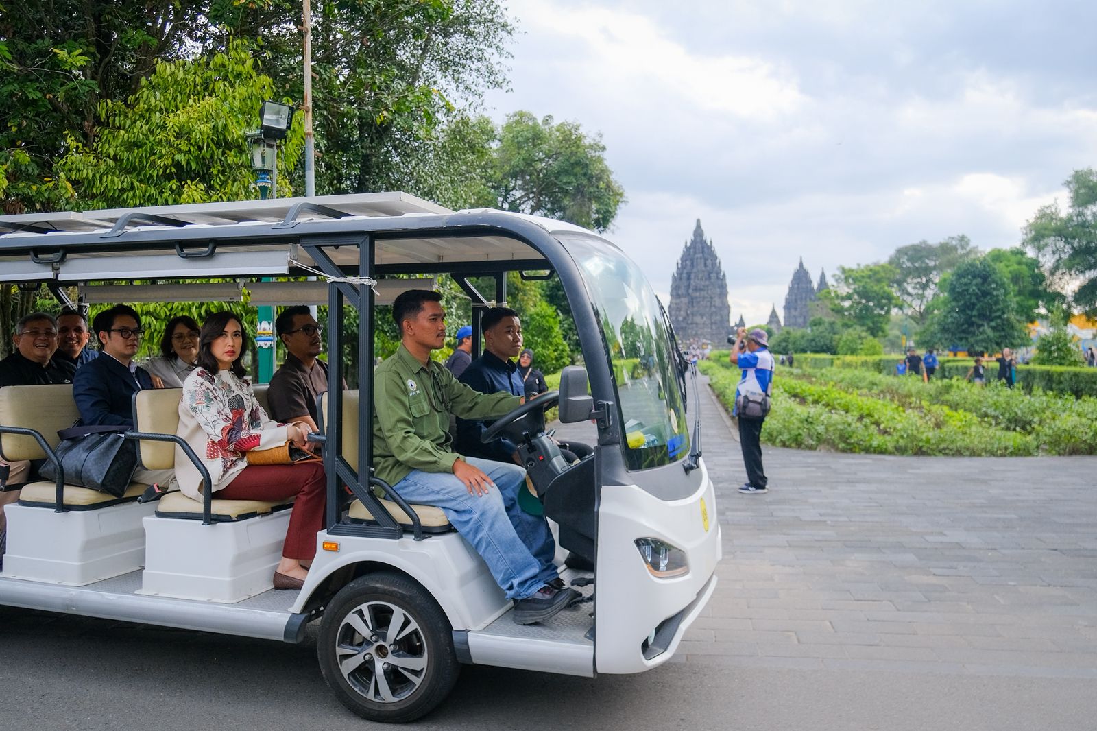 Menpar Widiyanti Putri Wardhana cek kesiapan Candi Prambanan jelang libur sekolah. (BeritaNasional/Kemenpar)