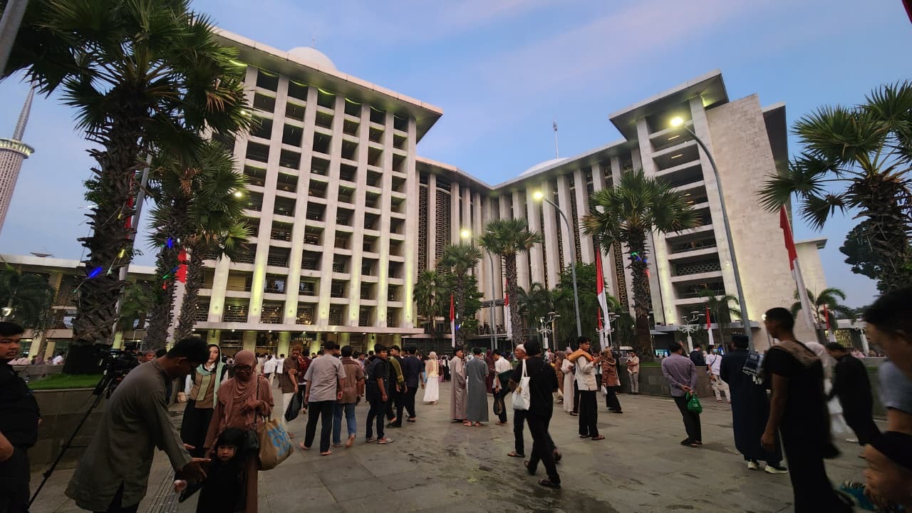 Jelang Salat Idul Adha, Kawasan Masjid Istiqlal Dipadati Jemaah. (BeritaNasional/Panji)