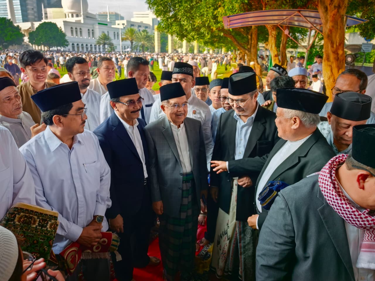 Wakil Presiden ke-10 dan 12 Jusuf Kalla solat Idul Adha di lapangan Al Azhar Jakarta Selatan. (BeritaNasional/istimewa)