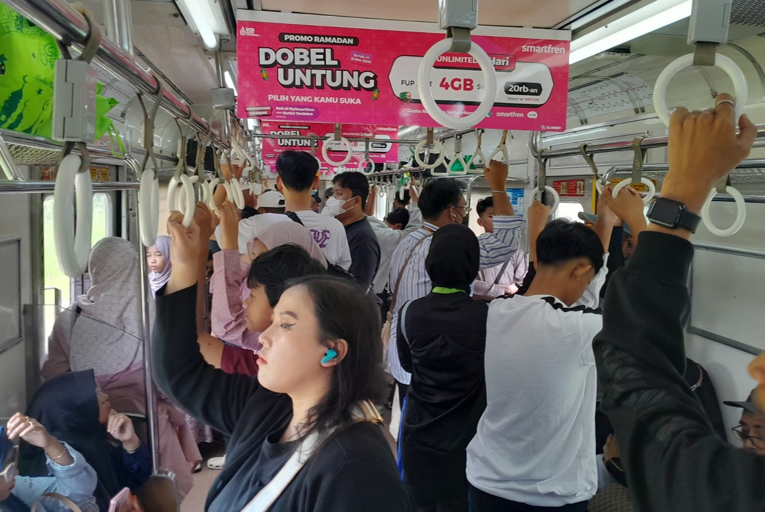 Suasana penumpang KRL Commuter Line Jabodetabek, Jakarta. (BeritaNasional/Elvis Sendouw)