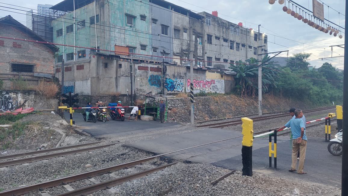 KAI Pasang Palang Sementara di Bekasi Timur, Lokasi Taksi ‘Hijau’ Mogok. (Foto/KAI Daop 1)